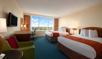 Deluxe-tower-room-in-ramada-kissimmee-gateway-hotel-400×230